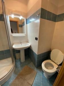 Ένα μπάνιο στο Vitkova apartment with balcony