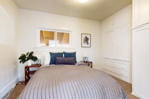 Säng eller sängar i ett rum på Fountain District Bungalow