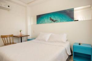 um quarto com uma cama e uma televisão na parede em Hotel Barahona Cartagena em Cartagena das Índias