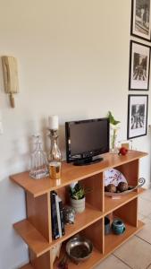 En TV eller et underholdningssystem på Chania Homely Apartments
