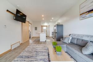 エリーにある4 Mi to Lake Golf-View Erie Condo with Porchのソファとテーブルのあるリビングルーム