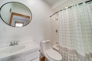 エリーにある4 Mi to Lake Golf-View Erie Condo with Porchのトイレ、洗面台、鏡のあるバスルーム +17枚の写真