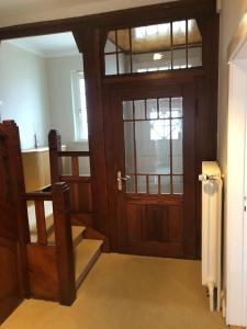 Pokój z drewnianymi drzwiami i schodami w obiekcie Ferienhaus ON90 w mieście Wilhelmshaven