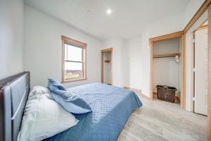 1 dormitorio con 1 cama con almohadas azules y blancas en Erie Condo Near Lake with Golf Views Pets Welcome!, en Erie