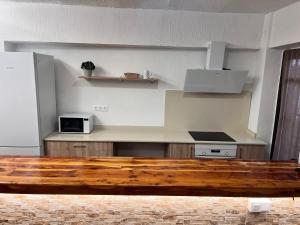 - une cuisine avec un comptoir et un four micro-ondes dans l'établissement Casa Rural Abuelo Raimundo, à Ossa de Montiel