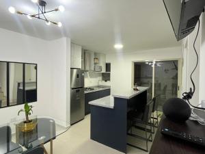 a kitchen with a bar and a dining room at Casa V25 in Querétaro
