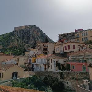 un gruppo di case su una collina con una montagna di Maison Konstantinos a Nauplia Altre 26 foto