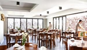A restaurant or other place to eat at Rofa Kuta Hotel - CHSE Certified