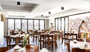 Εστιατόριο ή άλλο μέρος για φαγητό στο Rofa Kuta Hotel - CHSE Certified
