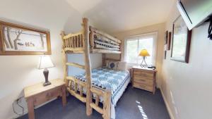 1 dormitorio con litera y escritorio en Terracehouse - CoralTree Residence Collection, en Snowmass Village