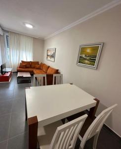 salon z białym stołem i kanapą w obiekcie Holiday Home w mieście Shëngjin
