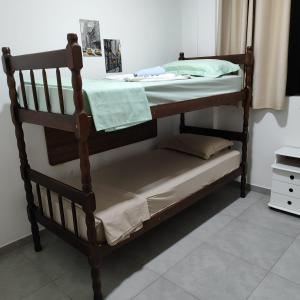 Pousada São José في جوينفيل: سرير بطابقين خشبي مع السرير السفلي مطوي