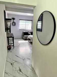 a mirror on a wall in a living room at Cuarto A cerca de hospital general in Ciudad Victoria