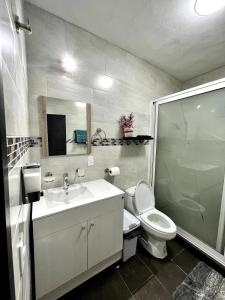 ein Badezimmer mit einem Waschbecken, einem WC und einem Spiegel in der Unterkunft Cuarto A cerca de hospital general in Ciudad Victoria