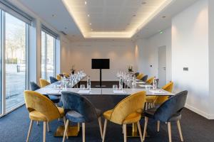 une salle de réunion avec une grande table et des chaises dans l'établissement Brit Hotel Privilège Paris Rosny-sous-Bois, à Rosny-sous-Bois