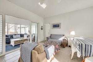 Χώρος καθιστικού στο Cozy Wells Cottage with Pool Access 1 Mi to Beach! +22 φωτογραφίες