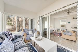 Χώρος καθιστικού στο Cozy Wells Cottage with Pool Access 1 Mi to Beach!