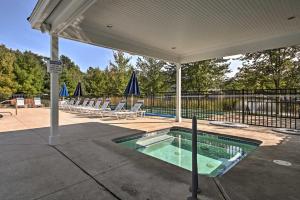 Πισίνα στο ή κοντά στο Cozy Wells Cottage with Pool Access 1 Mi to Beach!