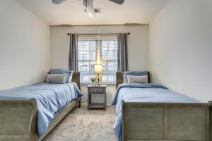 Ένα ή περισσότερα κρεβάτια σε δωμάτιο στο Modern Stone Mountain Home with Spacious Deck, Grill