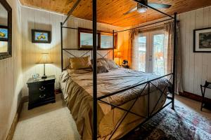 1 dormitorio con 1 cama con techo de madera en Marsh Girl Cottage, en Shallotte