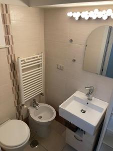 un bagno con un water bianco e un lavandino di Sweet Aura a Brindisi