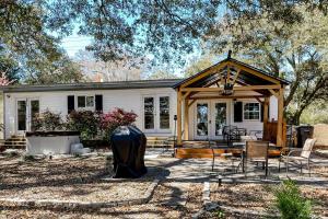 Casa blanca con cenador en Marsh Girl Cottage, en Shallotte