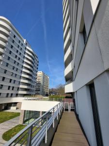 a building with a walkway next to two tall buildings at Sun Towers EXspanse apartament 3 pokoje in Świnoujście