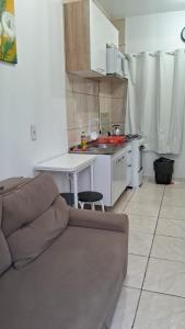Dapur atau dapur kecil di Apartamento próximo ao Aeroporto de Florianópolis.