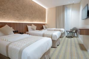 Tempat tidur dalam kamar di فندق روحة المقام