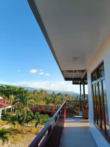 莫阿爾博阿的住宿－Michael's Apartment，房屋的阳台享有风景。