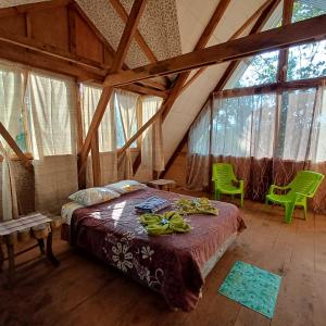 1 dormitorio con 1 cama en una habitación con ventanas en Paraiso Verde en Chijoú
