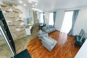 una sala de estar con 2 sofás y una pared de piedra. en Майдан провулок Музейний 8-Б, en Kiev