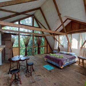 una camera con letto, tavolo e sedie di Paraiso Verde a Chijoú
