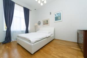 1 dormitorio con cama blanca y ventana en Майдан провулок Музейний 8-Б, en Kiev