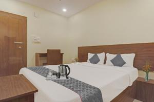 um quarto de hotel com duas camas e uma mesa em Townhouse Hotel Ragas Grand em Hyderabad