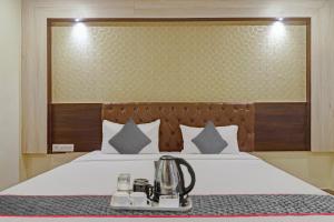 una habitación de hotel con una cama con una batidora. en Townhouse Hotel Ragas Grand en Hyderabad