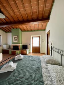 1 dormitorio grande con 1 cama grande en una habitación en Casale dell'Assiolo - Affittacamere, en Castiglione del Lago