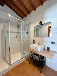 W łazience znajduje się umywalka i prysznic. w obiekcie Casale dell'Assiolo - Affittacamere w mieście Castiglione del Lago