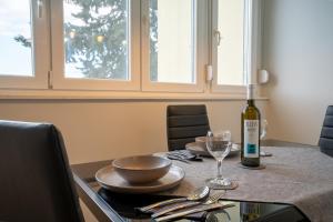 stół z butelką wina i kieliszkiem w obiekcie Apartman Aricibald w Splicie
