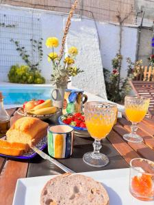 una mesa cubierta con platos de comida y vasos de zumo de naranja en El Majuelo 2, en Níjar