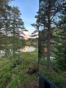 ÅmotにあるSpegle Hyllandsfossのガラス窓から湖の景色を望めます。