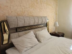 1 cama con cabecero grande en un dormitorio en Jordanian house, en Madaba