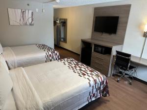 Cama ou camas em um quarto em Red Roof Inn Auburn Hills