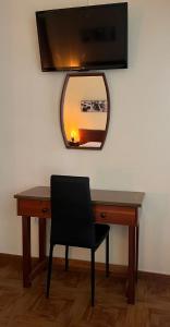奎特里拉的住宿－Romeu，一张桌子、椅子和墙上的镜子