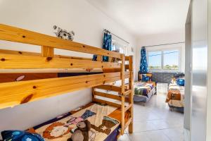 Dos literas en una habitación con dormitorio. en Villa Paradis Pêra - Casa completa para férias, en Pêra 122 fotos más