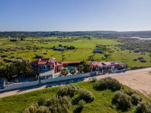 Vaade majutusasutusele Villa Paradis Pêra - Casa completa para férias linnulennult