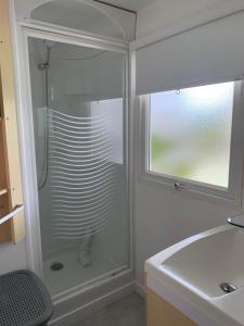 bagno con doccia, lavandino e finestra di PALMAR A Tres Minutos Andando De La Playa NO GRUPOS a El Palmar