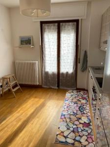 uma cozinha com uma porta com um tapete no chão em CÀ GORLA BELLAGIO em Bellagio