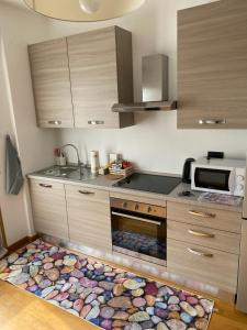 een keuken met een fornuis en een keukenkleed bij CÀ GORLA BELLAGIO in Bellagio