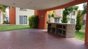 een lege patio voor een huis bij Casita de descanso en la Ribera de Chapala in Chantepec